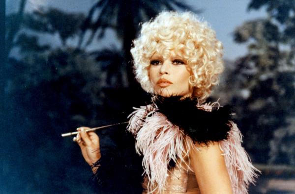 Bild 1 von 5: Die glamouröse Linda Laure (Brigitte Bardot) ist ein Star des Stummfilmkinos der 1920er Jahre.