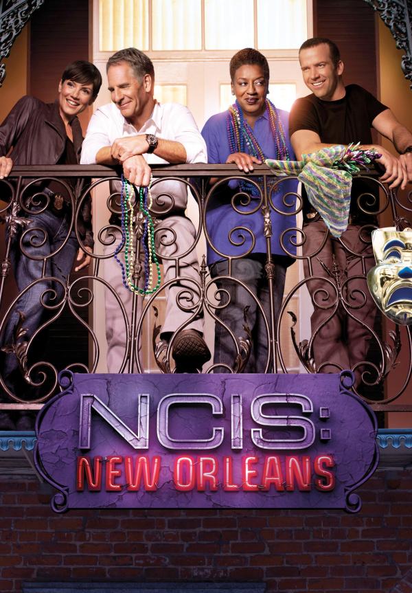 Bild 1 von 24: (1. Staffel) - Das NCIS-Team in den Südstaaten: Special Agent Pride (Scott Bakula, 2.v.l.), Special Agent Brody (Zoe McLellan, l.), Special Agent Lasalle (Lucas Black, r.) und Dr. Wade (CCH Pounder, 2.v.r.) ...