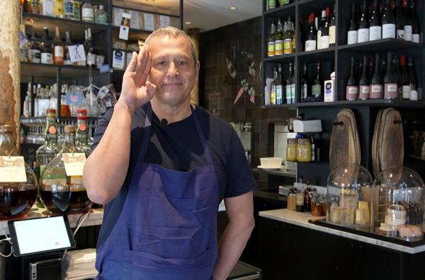 Bild 1 von 2: In seinem Bistro serviert Küchenchef Stéphane Reynaud das traditionelle Croque Monsieur, einen Klassiker der Pariser Gastronomie.