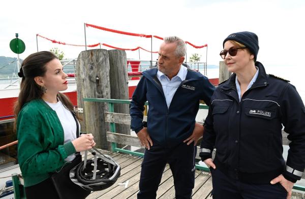 Bild 1 von 3: Im Bild: Nele Fehrenbach (Floriane Daniel, r.) und Paul Schott (Tim Wilde, M.) verhören die Kellnerin des Eventschiffs, Mira Selig (Meggie Aubele, l.), die bei der Ermordeten Schulden hatte.