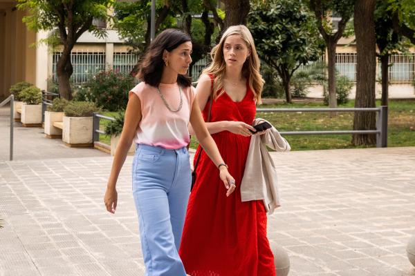Bild 1 von 10: Alba (Serena Manteghi, l.) und Laura (Sophie Rundle) auf dem Weg zur Mutter eines vermissten Jungen.
