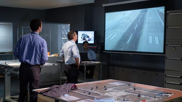 Bild 1 von 3: Was verraten die Reifenspuren der Boeing 737 auf der Startbahn des Flughafens Denver über den Hergang des Unglücks (Reenactment-Szene)?