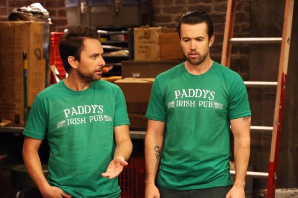Bild 1 von 8: Charlie Kelly (Charlie Day, l.); Mac (Rob McElhenney, r.)