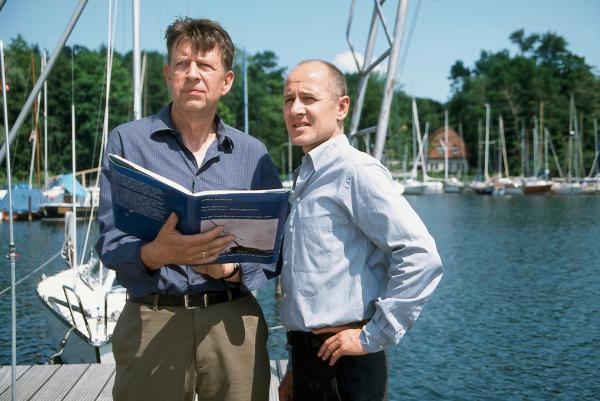 Bild 1 von 9: Dr. Robert Kolmaar (Ulrich Mühe, r.) und Kommissar Joe Hoffer (Jörg Gudzuhn, l.) erfahren, dass der Vater des toten Belgiers Jan Bullmann ein Waffenspezialist war.