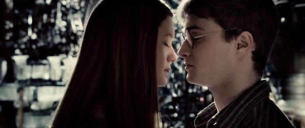 Bild 1 von 16: Kommen sich langsam näher: Rons Schwester Ginny (Bonnie Wright, l.) und Harry (Daniel Radcliffe, r.) ...