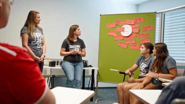 Bild 1 von 3: Im Bild: Anti-Mobbing-Ausbildung des Jugendrotkreuzes.