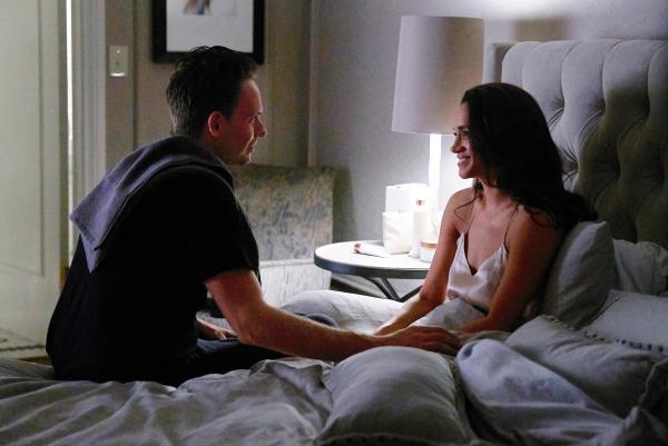 Bild 1 von 3: In guten wie in schlechten Zeiten: Die Verlobten Mike (Patrick J. Adams) und Rachel (Meghan Markle) müssen eine wahre Belastungsprobe mit Mikes Festnahme und möglicher Haftstrafe bestehen. Ist ihre Liebe stark genug?
