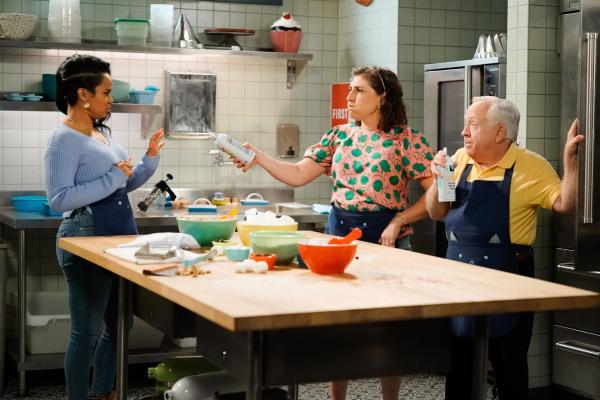 Bild 1 von 12: (v.l.n.r.) Randi (Kyla Pratt); Kat (Mayim Bialik); Phil (Leslie Jordan)