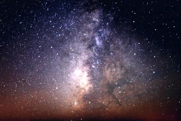 Bild 1 von 3: Mit den heutigen modernen Technologien können wir das Universum auf eine Weise erforschen, die noch vor wenigen Jahrzehnten unvorstellbar war.