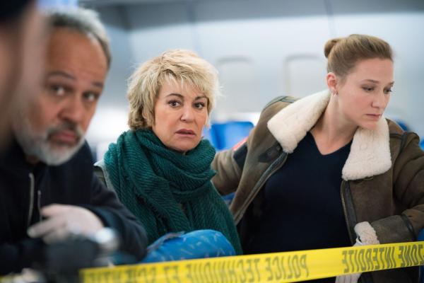 Bild 1 von 7: (v.l.n.r.) Armand Marquez (Olivier Cabassut); Nathalie Delpech (Marie Vincent); Valentine (Yeelem Jappain)