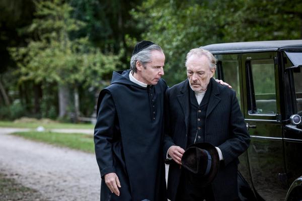 Bild 1 von 10: Im Bild (v.li.): Matthias Bundschuh (Prior), Josef Hader (Julius Kraus).