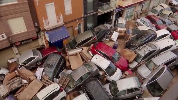 Bild 1 von 2: Straßen verwandeln sich in reißende Flüsse.