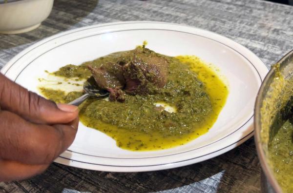 Bild 1 von 4: In Ruanda gibt es Jeanines Rindfleischragout.