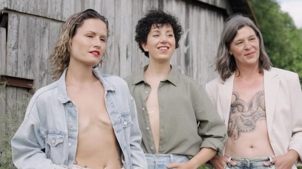 Bild 1 von 3: Brüste formen einen Körper - wie formen sie unsere Identität? Die Doku porträtiert Menschen, die sich ganz bewusst mit ihrem Körper auseinandersetzen, wie eine junge Frau, die sich nach einer Brustentfernung ganz neu kennenlernt.