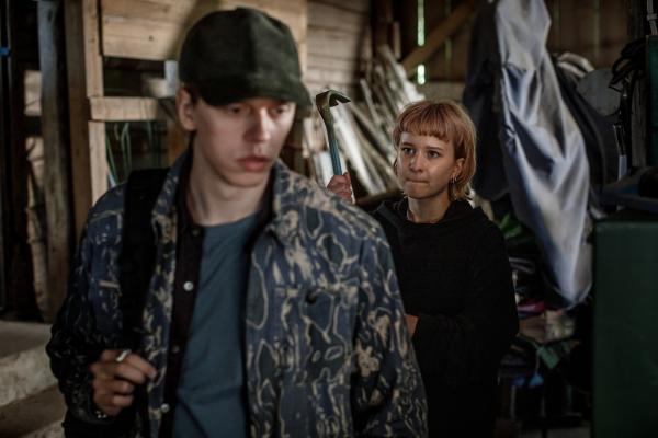 Bild 1 von 6: Vilhelm (Valter Skarsgård) überrascht die untergetauchte Stella (Sigrid Johnson) in ihrem Versteck.
