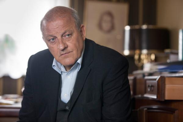 Bild 1 von 7: Georg Wilsberg (Leonard Lansink) spürt, wenn Lügen in der Luft liegen.