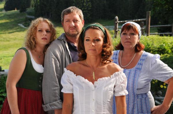 Bild 1 von 22: Im Bild (v.li.): Susanna Knechtl (Katti Lang), Maximilian Krückl (Karli Moser), Christina Plate (Sandra Hofer), Elfi Eschke (Theres Färber).
