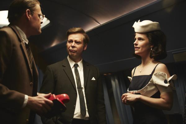 Bild 1 von 8: McNamara (Max Giermann, l.) versucht es mal mit Vernunft, sein Chef, John F. Kennedy (Matthias Matschke, M.), lässt sich aber nur kurz von der attraktiven Stewardess (Isabell Polak, r.) ablenken.