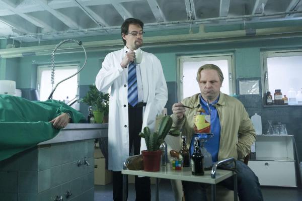 Bild 1 von 16: Zwischen eingelegten Embryos und abgedeckten Leichen richtet sich Kommissar Thiel (Martin Klempnow, r.) ein neues Zuhause ein. Sein Vermieter Boerne (Max Giermann, l.) hat ihm wegen Eigenbedarf gekündigt, jetzt soll er es sich in dessen Pathologie gemütlich machen ...