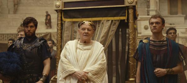 Bild 1 von 13: (v.l.n.r.) Titus (Tom Hughes); Vespasian (Anthony Hopkins); Domitian (Jojo Macari)