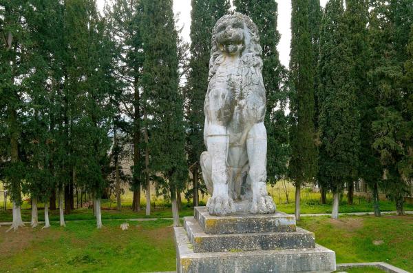 Bild 1 von 4: Der Löwe von Chaironeia ist ein Denkmal für die gefallenen Krieger der ?Heiligen Schar von Theben?, die heldenhaft in der Schlacht gegen Philipp II. und seinen Sohn Alexander den Großen kämpften.