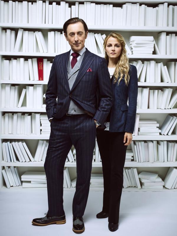 Bild 1 von 20: (1. Staffel) - Als Ermittlerduo lösen der Professor Dr. Dylan Reinhart (Alan Cumming, l.) und Detective Lizzie Needham (Bojana Novakovic, r.) mysteriöse Mordfälle ...