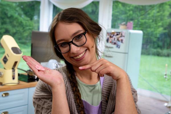Bild 1 von 45: Laura