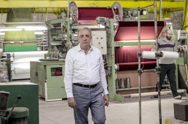 Bild 1 von 5: Fabrikant Ayman Mahhouk stellt in Aleppo Samt her: Die Textilproduktion kommt nur mühsam wieder auf die Beine, da der Export nach wie vor nahezu unmöglich ist.