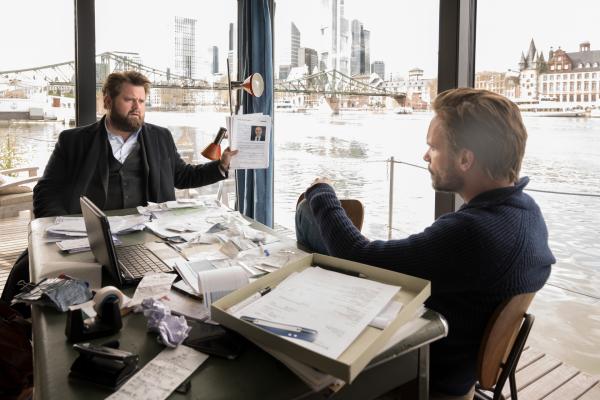 Bild 1 von 11: Gemeinsam recherchieren Benni (Antoine Monot, Jr., l.) und Leo (Wanja Mues, r.) über das MainImpact. Benni springt dabei sein alter Studienkollege Hagen Küppers ins Auge.