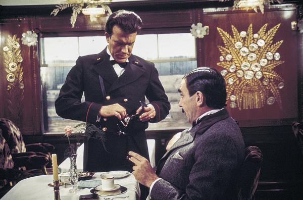 Bild 1 von 1: Hercule Poirot (Albert Finney, re.) wird an Bord des Schnellzuges bestens versorgt. Wenn ihm nur nicht ein Verbrechen dazwischenkommen würde ...