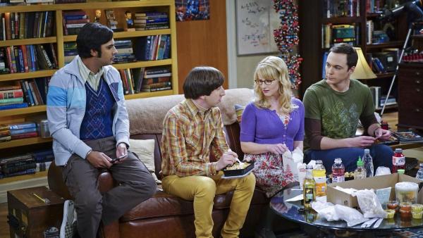 Bild 1 von 14: Es ist Thanksgiving und Howard (Simon Helberg, 2.v.l.), Bernadette (Melissa Rauch, 2.v.r.), Raj (Kunal Nayyar, l.) und Sheldon (Jim Parsons, r.) haben unterschiedliche Pläne für den Feiertag ...