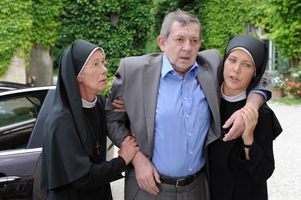 Bild 1 von 25: Im Bild: Bonretter kommt mit Kreislaufproblemen ins Kloster (v.li.: Karin Gregorek, André Jung, Janina Hartwig).