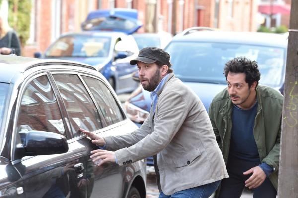 Bild 1 von 13: Gehen die Freundinnen der Jerks etwa fremd? Christian (l.) und Fahri (r.) spionieren den Mädels nach und sind fassungslos, als sie sehen was hinter der ganzen Heimlichtuerei steckt ...