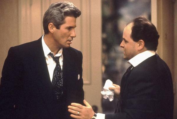 Bild 1 von 17: Trotz aller Anfeindungen von Edwards Anwalt Philip Stuckey (Jason Alexander, r.) genießen Vivian und Edward (Richard Gere, l.) ihre gemeinsame Zeit miteinander ...