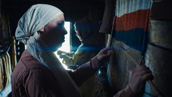 Bild 1 von 6: Ein Segel für die Wikingerschiffe herzustellen, nimmt viel Zeit in Anspruch.