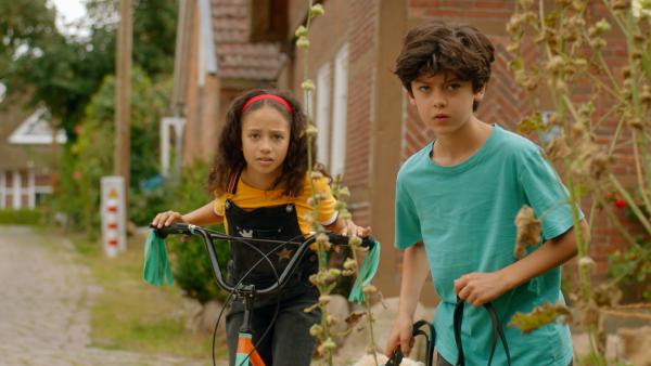 Bild 1 von 11: Hanna (Sannrae Rehnström) und Piet (Noah Lusander) beobachten eine verdächtige Person.