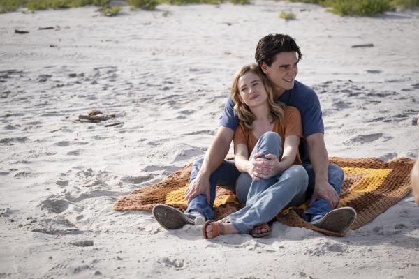 Bild 1 von 8: Melissa (Britt Robertson, l.); Jeremy (K.J. Apa, r.)