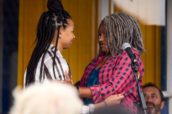 Bild 1 von 4: Myrna (Clare Perkins, r.) springt über ihren Schatten und verträgt sich mit Claire (Lois Chimimba, l.).