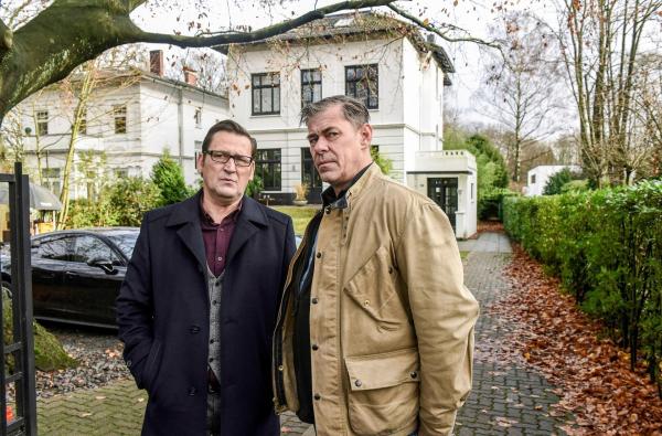 Bild 1 von 8: Im Bild: Finn (Sven Martinek, r.) und Lars (Ingo Naujoks, l.) beraten sich.