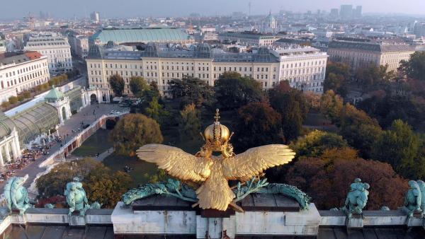 Bild 1 von 13: Im Bild: Goldener Adler auf  dem Dach der Hofburg.