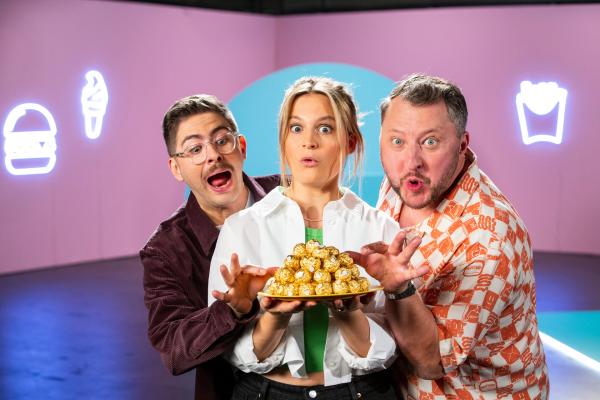 Bild 1 von 6: Was steckt wirklich in Ferrero Rocher? Die besseresser Lilly Temme (M.), Florian Reza (l.) und Sebastian Lege (r.) blicken hinter die Kulissen einer gigantischen Industrie.