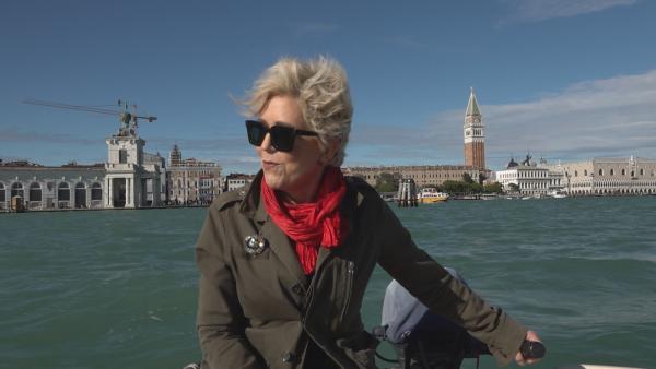 Bild 1 von 6: Schriftstellerin Petra Reski vor dem Hintergrund Venedigs.