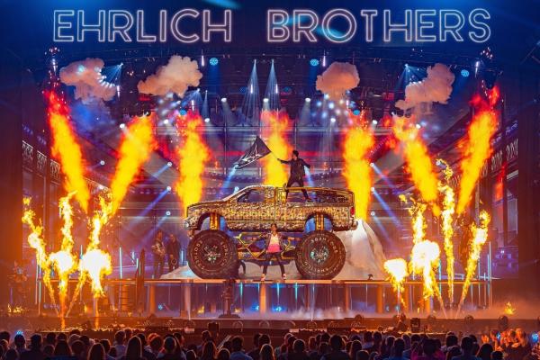 Bild 1 von 11: Die Ehrlich Brothers mit dem Monstertruck.