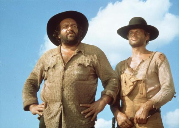 Bild 1 von 8: Der 'müde' Joe (Terence Hill, r.) kommt in eine Stadt im Südwesten und entdeckt im Sheriff des Ortes seinen eigenen Bruder, den man 'der Kleine' (Bud Spencer, l.) nennt ...