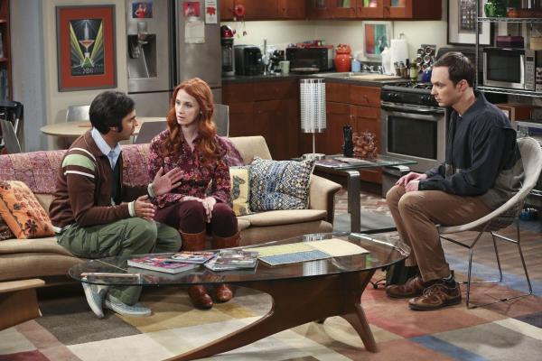 Bild 1 von 14: Nachdem Sheldon (Jim Parsons, r.), mit einer fiesen Erkältung kämpfend, seine Freunde wie Dreck behandelt hat, versucht er sich bei ihnen, mehr schlecht als recht, zu entschuldigen. Während Raj (Kunal Nayyar, l.) die missglückte Entschuldigung annimmt, will Emily (Laura Spencer, M.) nicht einfach so kleinbeigeben ...