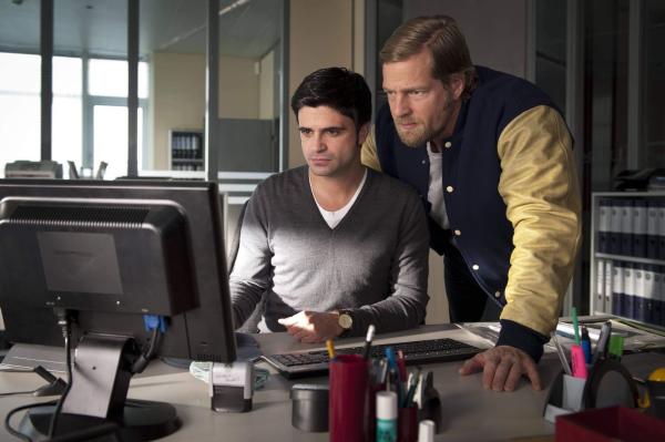 Bild 1 von 29: Eigentlich sollte Mick (Henning Baum, r.) seine Zeit darauf verwenden, einen Mörder zu stellen. Stattdessen beschäftigt ihn sehr stark die Trennung von Andreas (Maximilian Grill, l.) und Töchterchen Isa ...