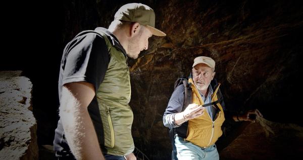 Bild 1 von 8: Im Bild: Gottfried und Hans Peter in der Höhle.