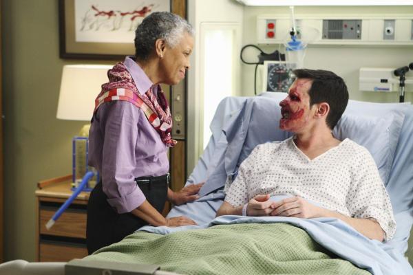 Bild 1 von 42: Im Krankenhaus herrscht große Aufregung, da an Dave (Larry Sullivan, r.) eine seltene Gesichtstransplantation durchgeführt werden soll. Shayna (Greta Sesheta, l.) spricht Dave vor der Operation noch Mut zu ...