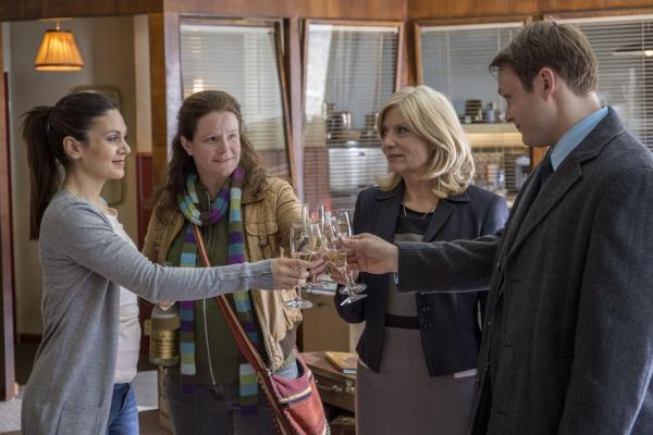 Bild 1 von 4: (v.l.n.r.) Yasmin Meckel (Sophie Dal); Gudrun Wohlers (Katrin Pollitt); Isabel von Brede (Sabine Postel); Lars Meckel (Matthias Ziesing)