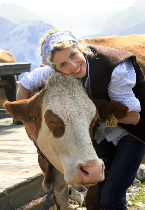 Bild 1 von 20: Die Milchbäuerin Ariane Ostler (Michaela May) liebt ihre Alm und ihre Kühe.